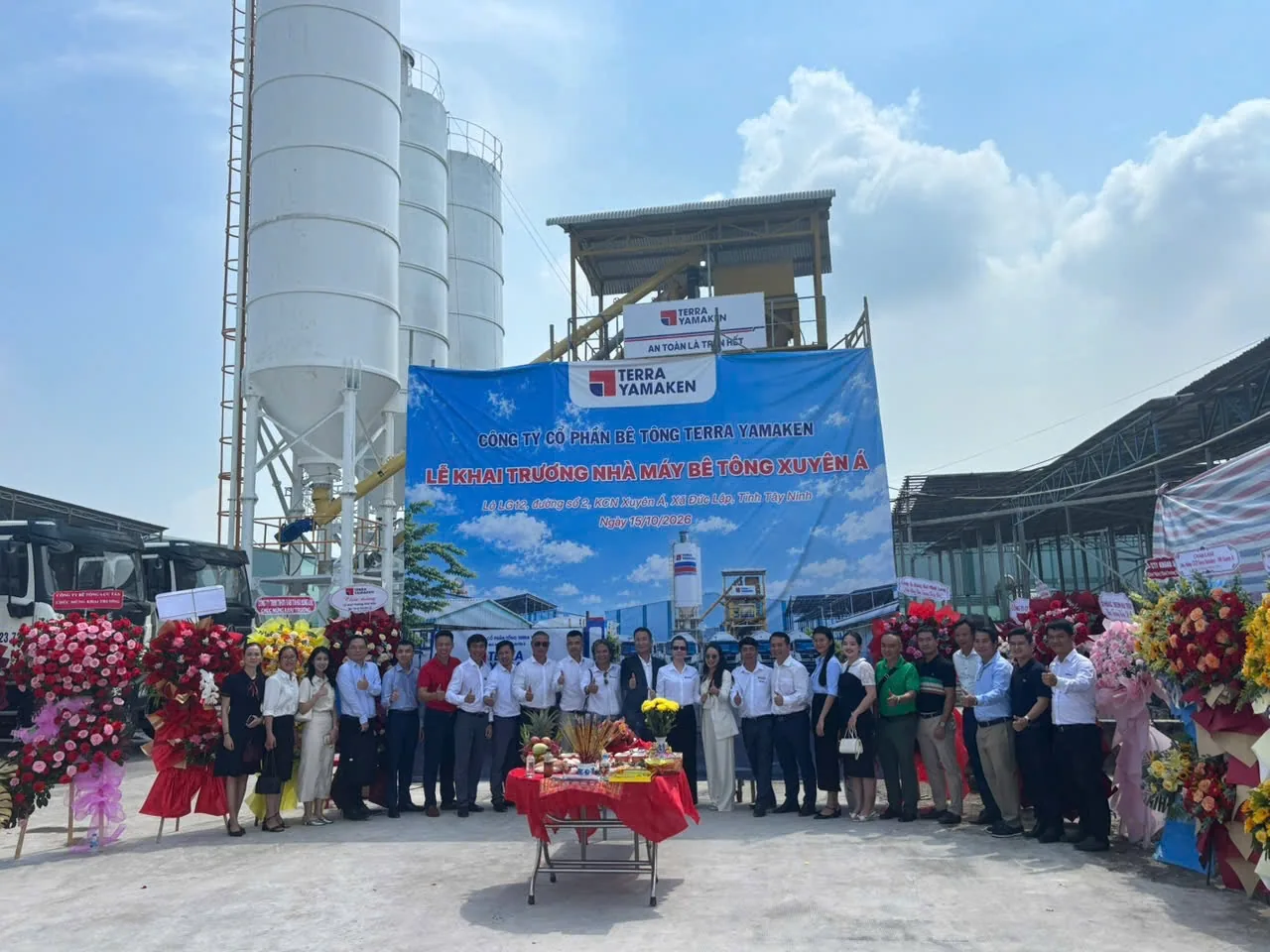 Khách mời và đại diện Terra Yamaken tại lễ khai trương Nhà máy Bê tông Xuyên Á